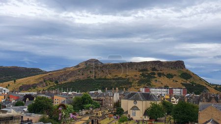 Édimbourg, Écosse : Salisbury Crags et Arthur's Seat vus de la direction de Calton Hill. Juillet 2022.