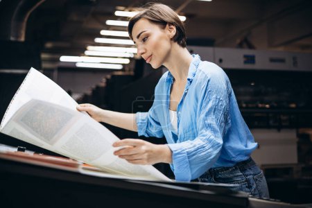 Téléchargez les photos : Femme travaillant dans l'imprimerie avec du papier et des peintures - en image libre de droit