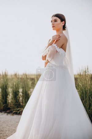 Téléchargez les photos : Jeune belle mariée sur son mariage - en image libre de droit