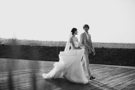 Téléchargez les photos : Jeune couple de mariage sur leur mariage - en image libre de droit