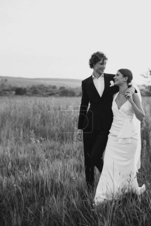 Téléchargez les photos : Jeune couple de mariage ensemble dans le domaine - en image libre de droit