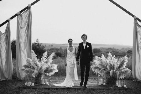 Foto de Novia y novio en su ceremonia de boda - Imagen libre de derechos