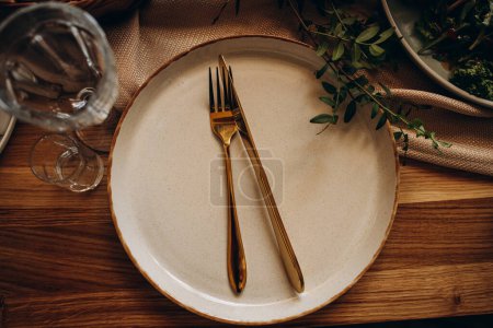 Téléchargez les photos : Table de fête avec plaque de vaisselle, couteau et fourchette - en image libre de droit