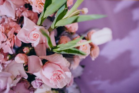 Foto de Hermoso ramo de boda con rosas y hojas verdes - Imagen libre de derechos