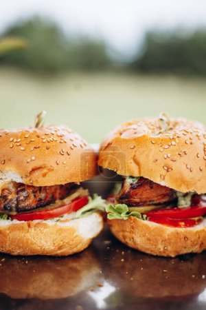 Téléchargez les photos : Quelques hamburgers faits maison dans l'assiette - en image libre de droit