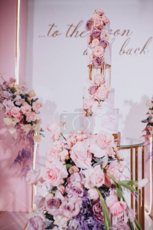 Téléchargez les photos : Gâteau de mariage décoré avec des fleurs sur la cérémonie de mariage - en image libre de droit