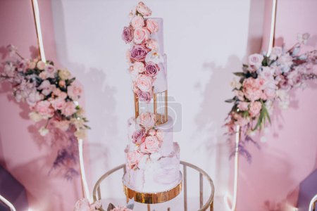 Foto de Pastel de boda decorado con flores en la ceremonia de boda - Imagen libre de derechos