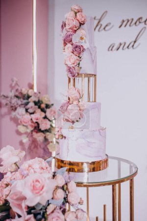 Téléchargez les photos : Gâteau de mariage décoré avec des fleurs sur la cérémonie de mariage - en image libre de droit