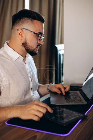 Téléchargez les photos : Homme commerçant travaillant sur ordinateur sur le marché des changes - en image libre de droit