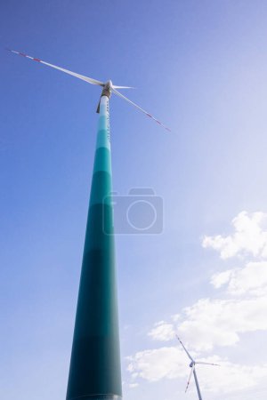 Foto de Turbina de molino de viento con el cielo azul en el fondo - Imagen libre de derechos