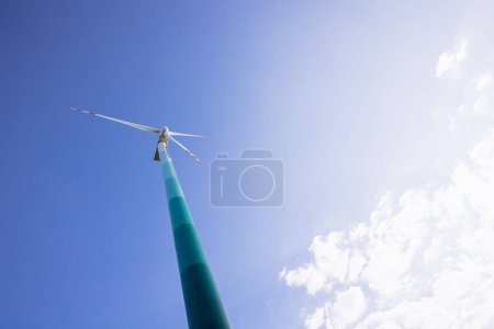 Téléchargez les photos : Éolienne avec le ciel bleu sur le fond - en image libre de droit