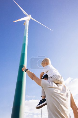 Foto de Padre con hijo junto a las turbinas del molino de viento - Imagen libre de derechos