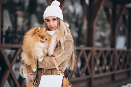 Téléchargez les photos : Femme avec chien en hiver - en image libre de droit