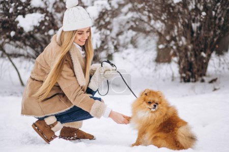 Téléchargez les photos : Femme avec chien en hiver - en image libre de droit