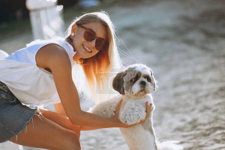 Foto de Mujer con su perro de vacaciones - Imagen libre de derechos