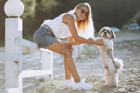 Téléchargez les photos : Femme avec son chien en vacances - en image libre de droit