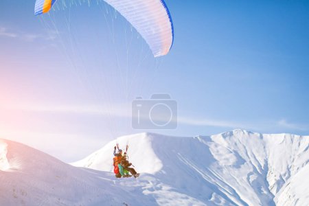 Téléchargez les photos : Parapente haut dans les montagnes géorgiennes - en image libre de droit