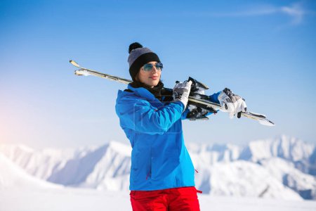 Téléchargez les photos : Fille ski dans les montagnes géorgiennes - en image libre de droit