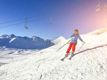 Téléchargez les photos : Femme ski dans les montagnes - en image libre de droit
