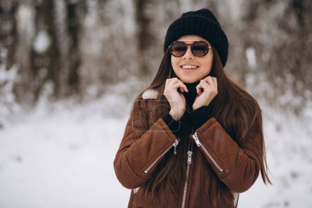 Téléchargez les photos : Jolie femme dans le parc d'hiver portant un chapeau et une veste confortable - en image libre de droit