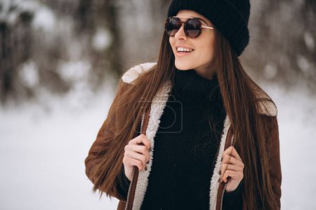 Téléchargez les photos : Jolie femme dans le parc d'hiver portant un chapeau et une veste confortable - en image libre de droit