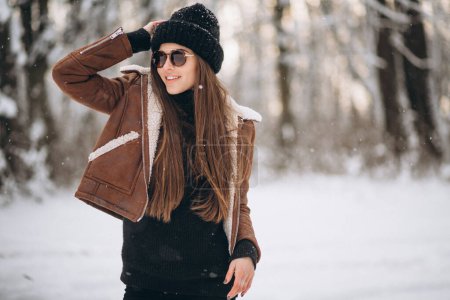 Téléchargez les photos : Femme posant dans la forêt d'hiver - en image libre de droit