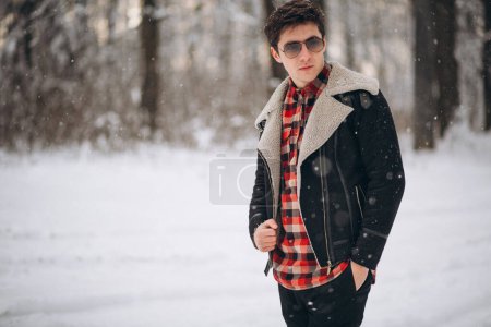 Téléchargez les photos : Homme modèle posant dans la forêt d'hiver - en image libre de droit
