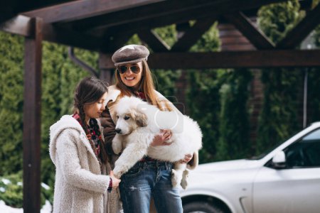 Téléchargez les photos : Mère et fille avec chien dehors - en image libre de droit