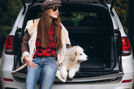 Téléchargez les photos : Femme avec chien en voiture - en image libre de droit