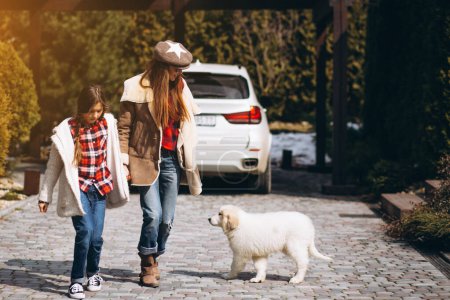 Téléchargez les photos : Mère et fille avec chien - en image libre de droit