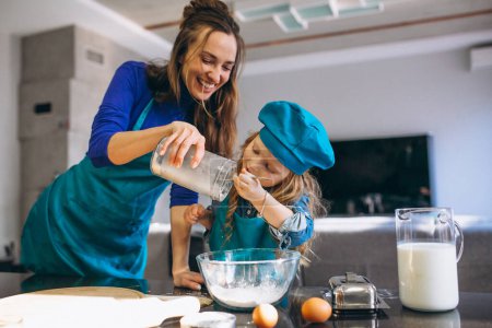 Téléchargez les photos : Mère et fille cuisinent dans la cuisine - en image libre de droit