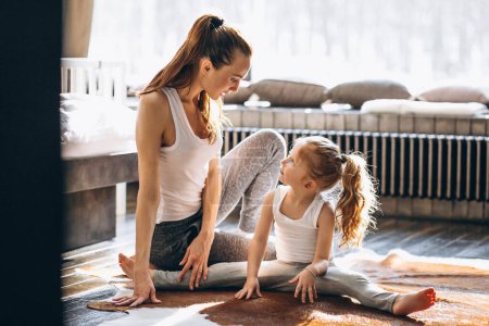 Téléchargez les photos : Yoga mère et fille à la maison - en image libre de droit