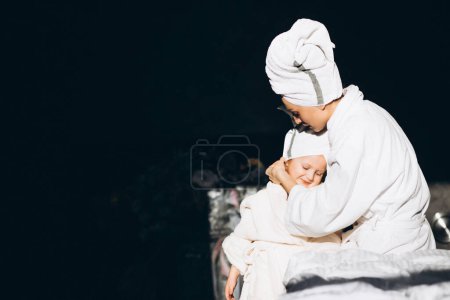 Foto de Madre e hija en albornoces - Imagen libre de derechos