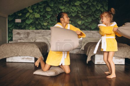 Téléchargez les photos : Sœurs se battant avec des oreillers - en image libre de droit