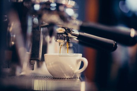 Téléchargez les photos : Cafetière faisant du café dans un bar - en image libre de droit