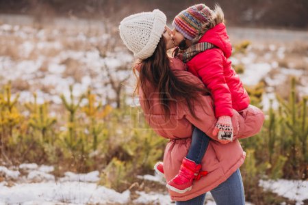 Téléchargez les photos : Mother with little daughter in a winter forest - en image libre de droit