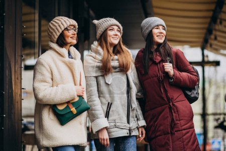 Téléchargez les photos : Trois filles amies étudiante en tenue d'hiver à l'extérieur de la rue - en image libre de droit