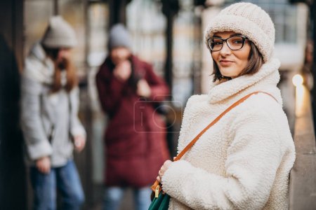 Téléchargez les photos : Trois filles amies étudiante en tenue d'hiver à l'extérieur de la rue - en image libre de droit