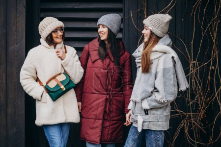 Téléchargez les photos : Filles amis réunion ensemble à l'heure d'hiver en dehors de la rue - en image libre de droit