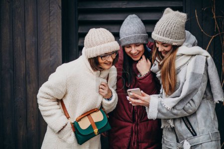 Téléchargez les photos : Filles amis réunion ensemble à l'heure d'hiver en dehors de la rue - en image libre de droit