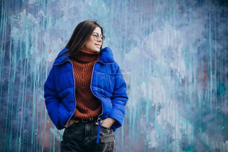 Téléchargez les photos : Jeune femme séduisante en veste d'hiver bleue - en image libre de droit