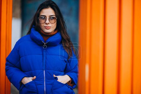 Téléchargez les photos : Jeune femme séduisante en veste d'hiver bleue - en image libre de droit