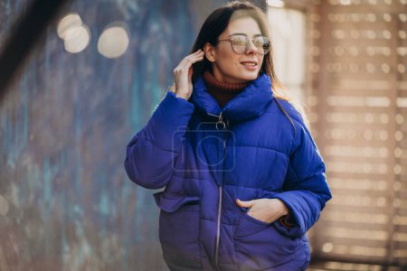 Foto de Mujer atractiva joven en chaqueta de invierno azul - Imagen libre de derechos