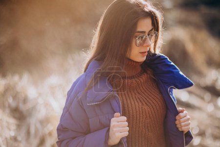 Téléchargez les photos : Jeune femme en veste bleue à l'extérieur dans le parc - en image libre de droit