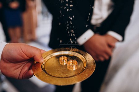 Foto de Anillos de boda en un plato de oro en la iglesia - Imagen libre de derechos