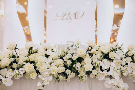 Foto de Mesas decoradas en un restaurante de lujo para bodas - Imagen libre de derechos