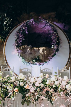 Téléchargez les photos : Tables décorées dans un restaurant de mariage de luxe - en image libre de droit