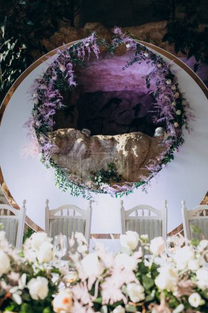 Téléchargez les photos : Tables décorées dans un restaurant de mariage de luxe - en image libre de droit