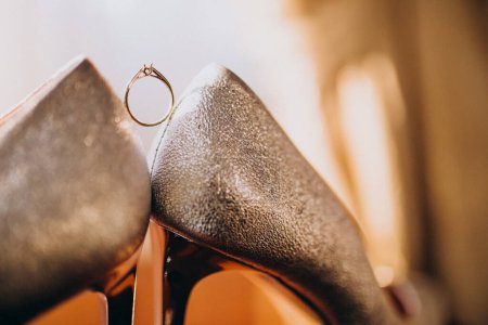 Téléchargez les photos : Mariage talons hauts chaussures isolé - en image libre de droit