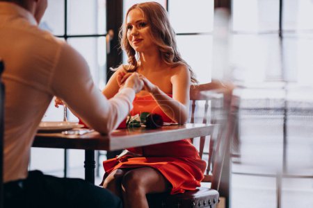 Téléchargez les photos : Couple dînant au restaurant le jour de la Saint-Valentin - en image libre de droit